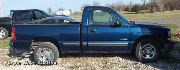 image for item BH9297 2001 Chevrolet Silverado 1500 pickup truck