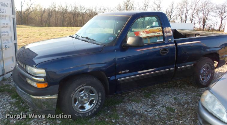 image for item BH9297 2001 Chevrolet Silverado 1500 pickup truck