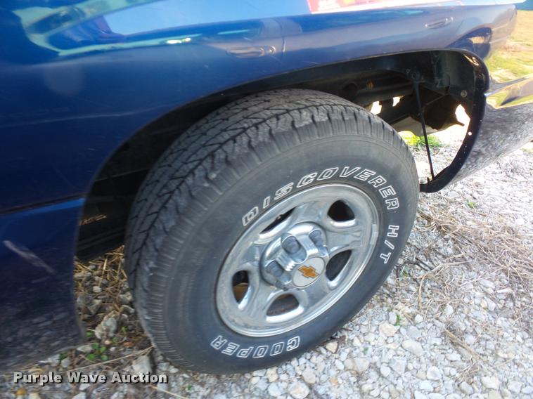 image for item BH9297 2001 Chevrolet Silverado 1500 pickup truck