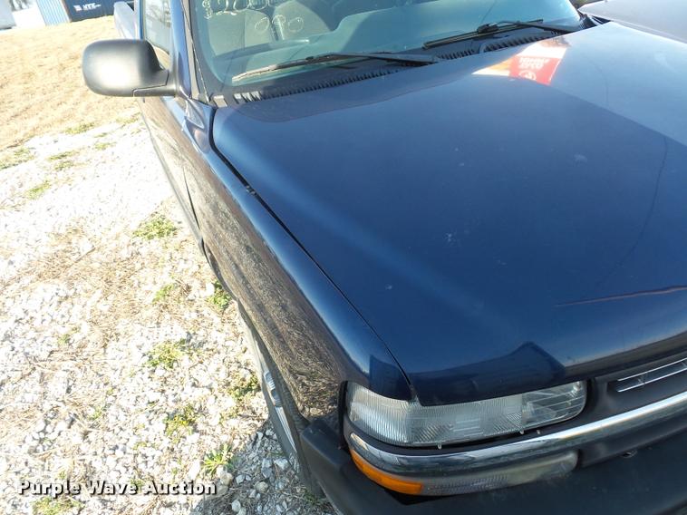 image for item BH9297 2001 Chevrolet Silverado 1500 pickup truck