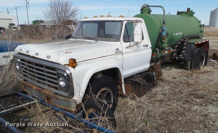 image for item CB9883 1977 Ford F700 water truck