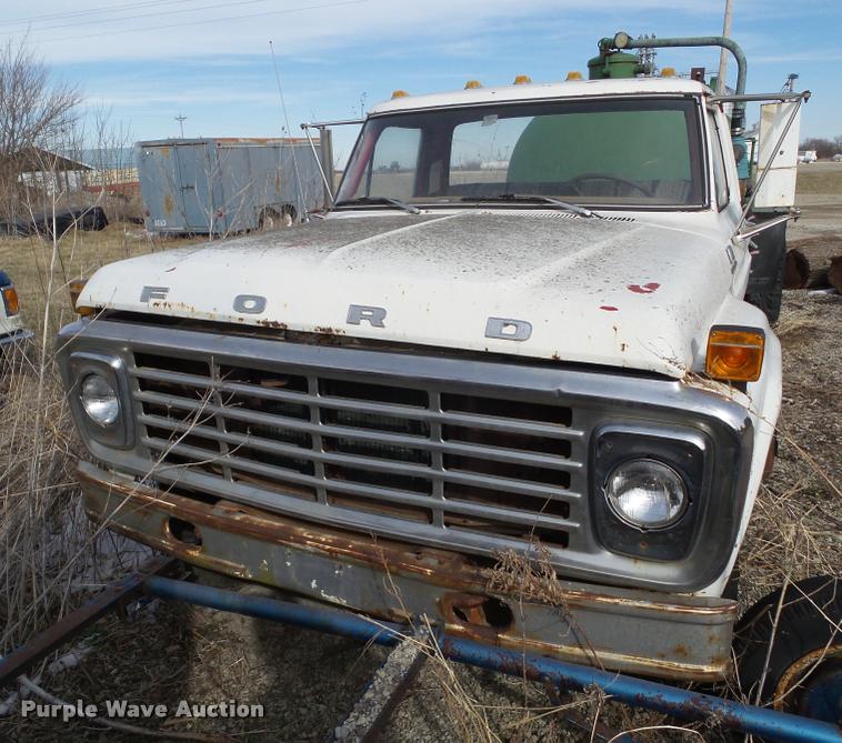 image for item CB9883 1977 Ford F700 water truck