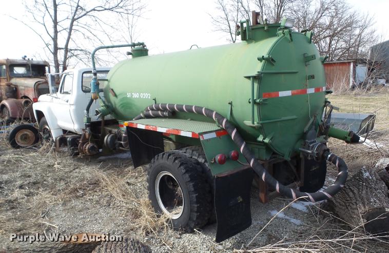 image for item CB9883 1977 Ford F700 water truck