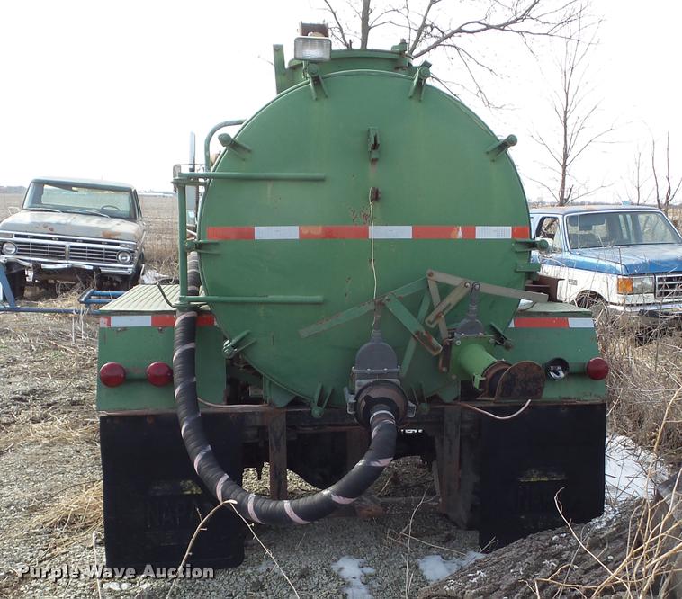 image for item CB9883 1977 Ford F700 water truck