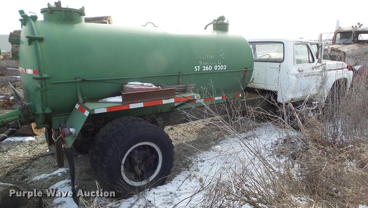 image for item CB9883 1977 Ford F700 water truck