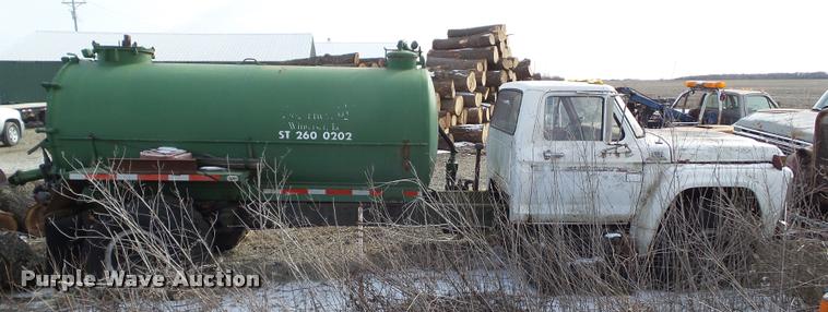 image for item CB9883 1977 Ford F700 water truck