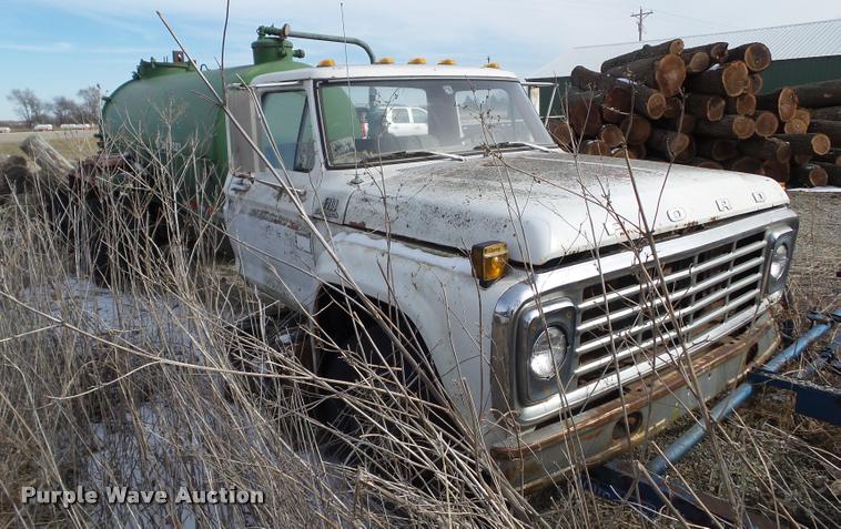 image for item CB9883 1977 Ford F700 water truck
