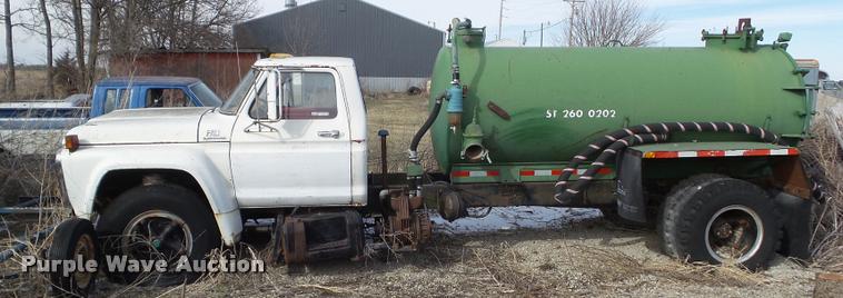 image for item CB9883 1977 Ford F700 water truck