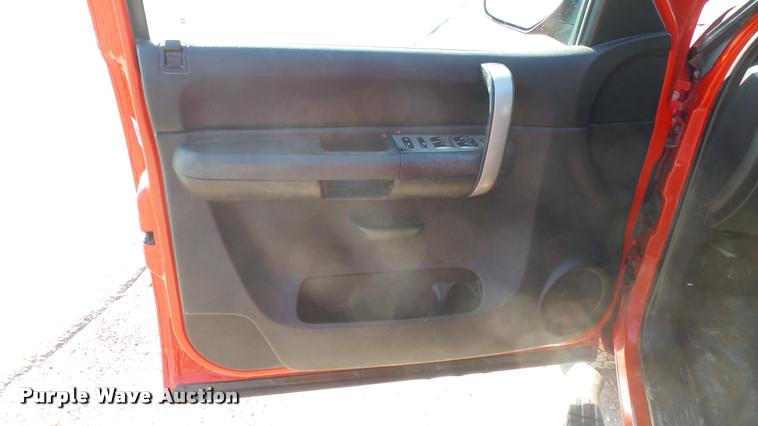 image for item DA0443 2007 Chevrolet Silverado 2500HD Crew Cab pickup truck