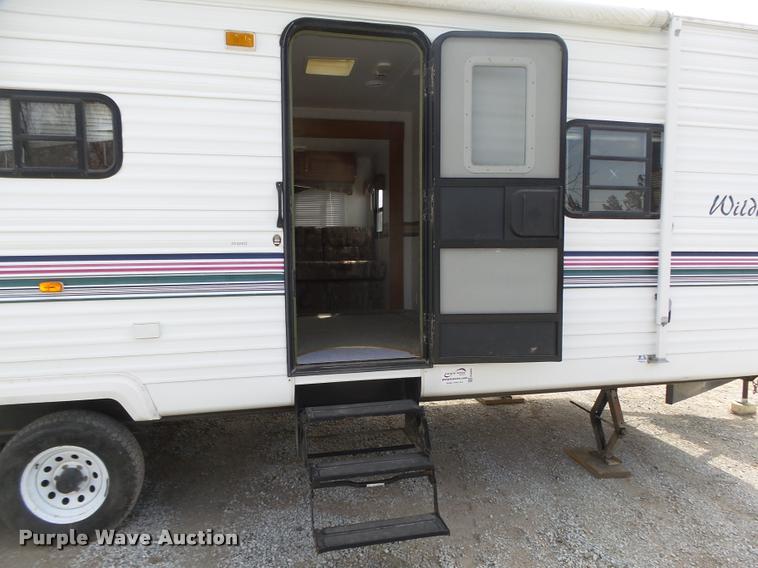 image for item DA0605 2001 Wildwood WDT30BHSS camper