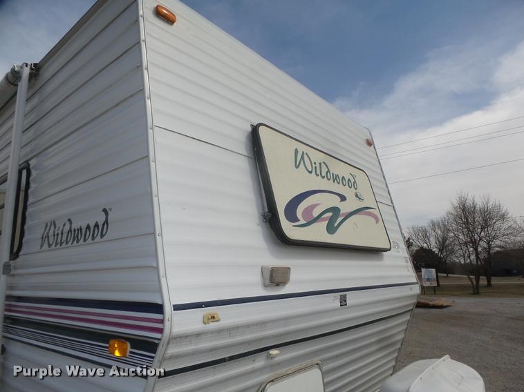 image for item DA0605 2001 Wildwood WDT30BHSS camper