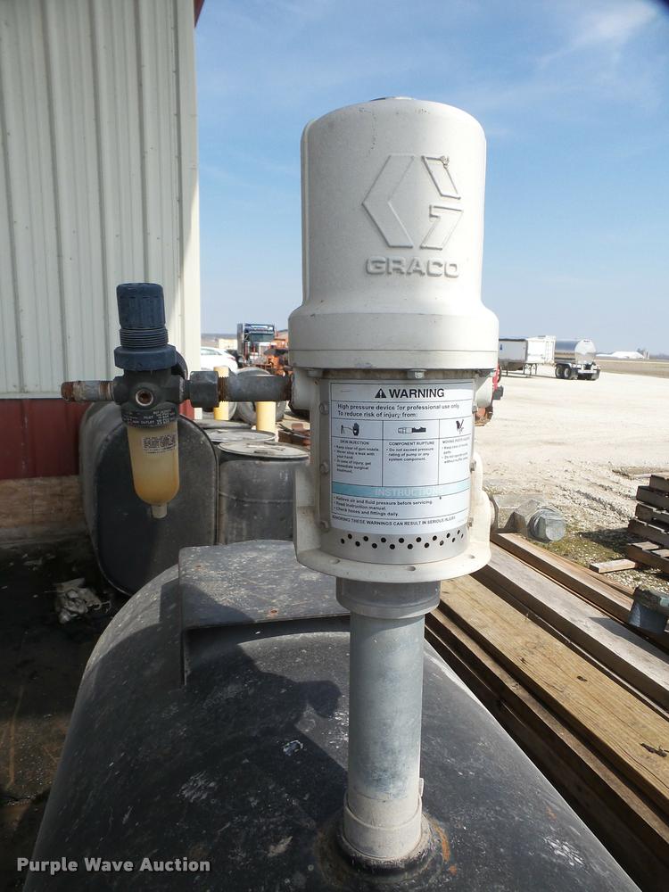 image for item DA1824 (3) oil tanks