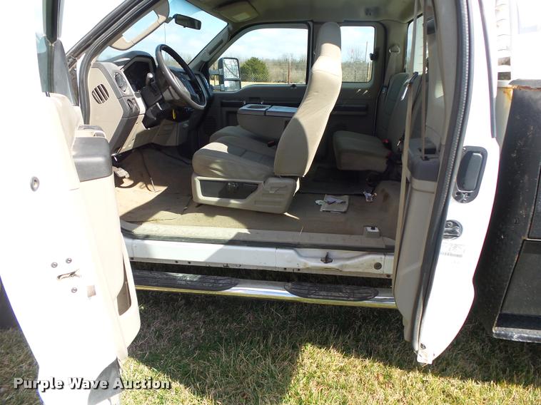 image for item DA2568 2008 Ford F350 Super Duty SuperCab flatbed pickup truck