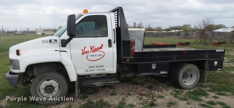 image for item DE9557 2005 Chevrolet 4500 flatbed truck