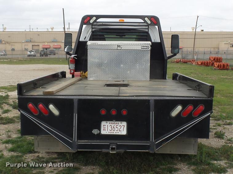 image for item DE9557 2005 Chevrolet 4500 flatbed truck