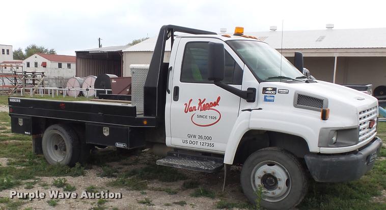 image for item DE9557 2005 Chevrolet 4500 flatbed truck