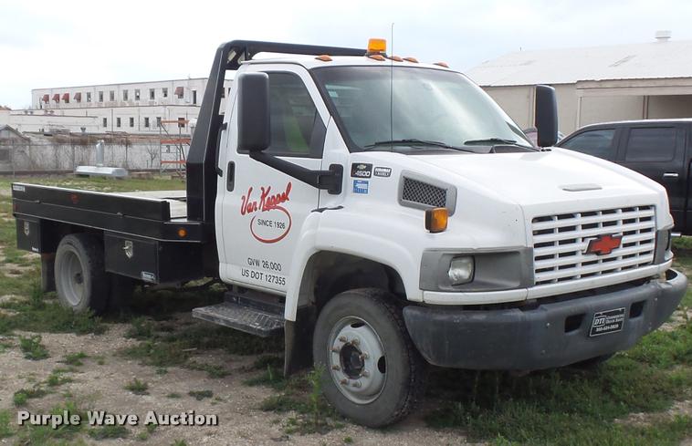 image for item DE9557 2005 Chevrolet 4500 flatbed truck