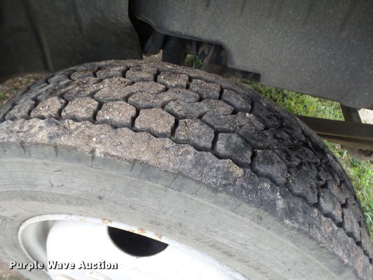 image for item DE9557 2005 Chevrolet 4500 flatbed truck