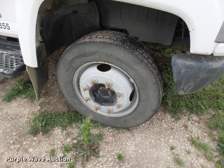 image for item DE9557 2005 Chevrolet 4500 flatbed truck