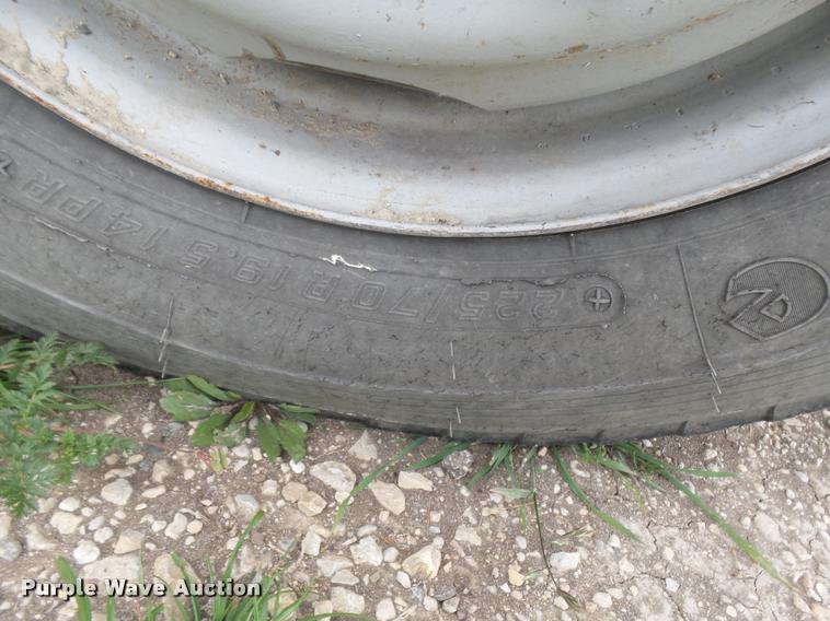 image for item DE9557 2005 Chevrolet 4500 flatbed truck