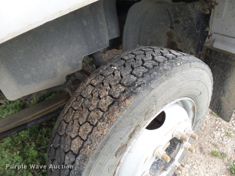 image for item DE9557 2005 Chevrolet 4500 flatbed truck