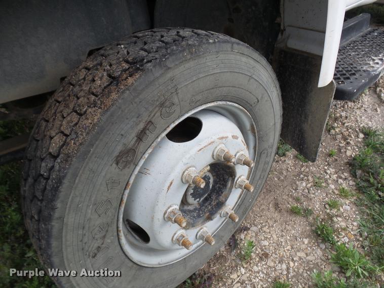 image for item DE9557 2005 Chevrolet 4500 flatbed truck