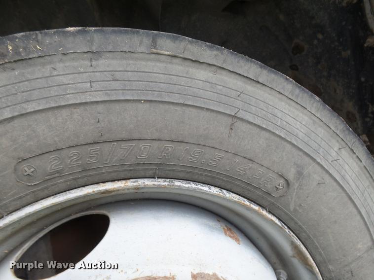 image for item DE9557 2005 Chevrolet 4500 flatbed truck