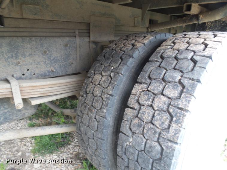 image for item DE9557 2005 Chevrolet 4500 flatbed truck