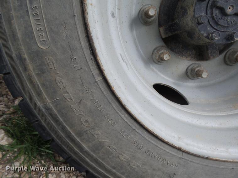 image for item DE9557 2005 Chevrolet 4500 flatbed truck