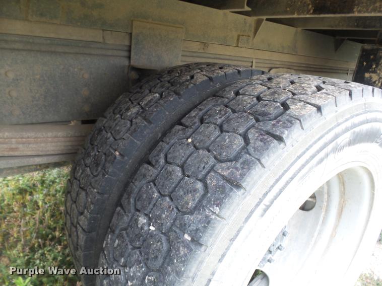 image for item DE9557 2005 Chevrolet 4500 flatbed truck