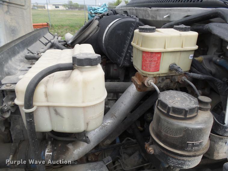 image for item DE9557 2005 Chevrolet 4500 flatbed truck