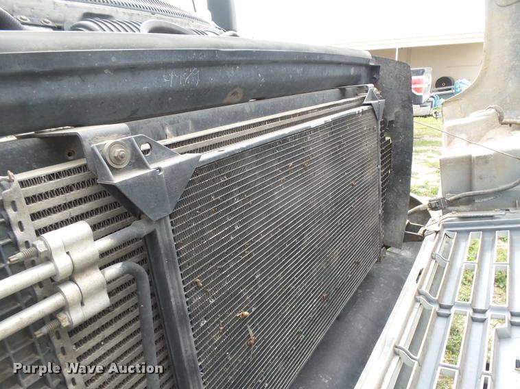 image for item DE9557 2005 Chevrolet 4500 flatbed truck