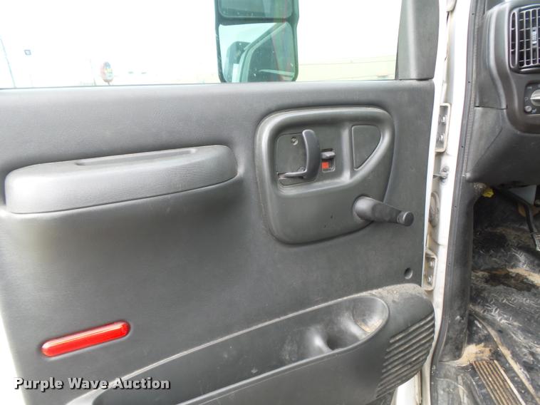 image for item DE9557 2005 Chevrolet 4500 flatbed truck