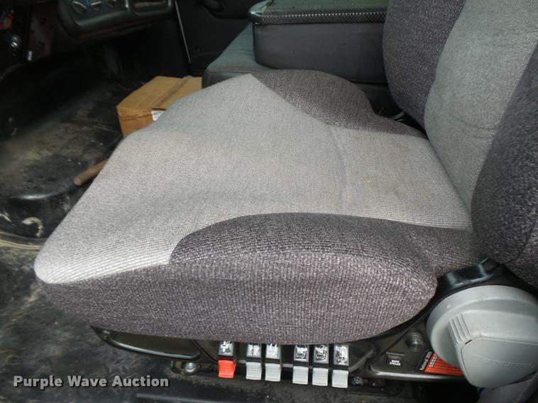 image for item DE9557 2005 Chevrolet 4500 flatbed truck