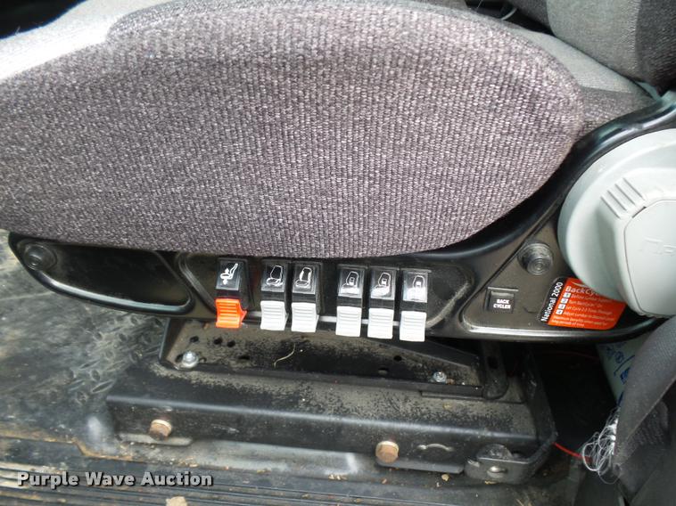 image for item DE9557 2005 Chevrolet 4500 flatbed truck