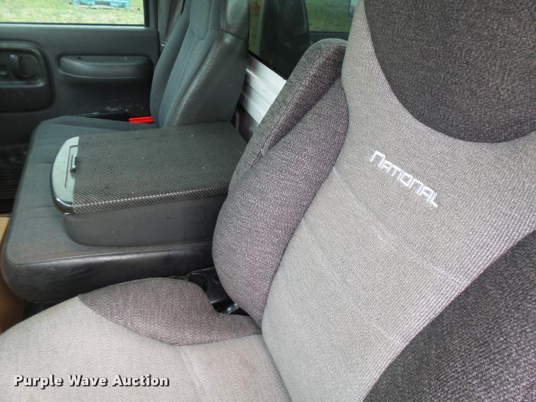 image for item DE9557 2005 Chevrolet 4500 flatbed truck