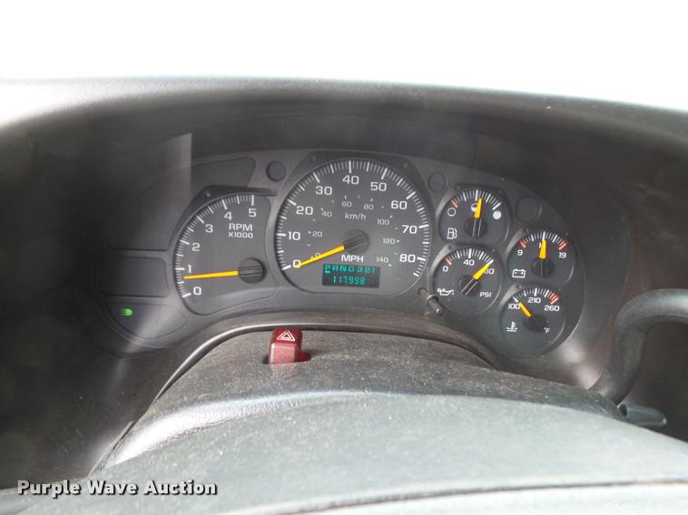 image for item DE9557 2005 Chevrolet 4500 flatbed truck