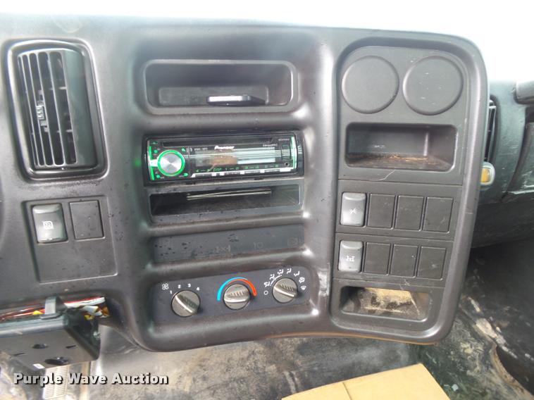 image for item DE9557 2005 Chevrolet 4500 flatbed truck