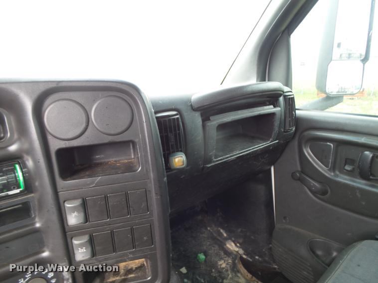 image for item DE9557 2005 Chevrolet 4500 flatbed truck