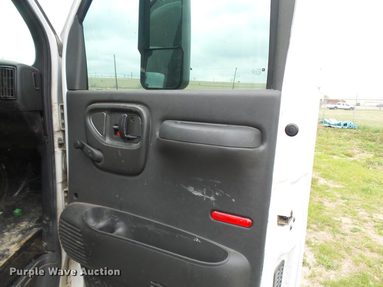 image for item DE9557 2005 Chevrolet 4500 flatbed truck