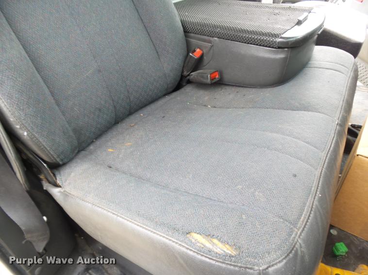 image for item DE9557 2005 Chevrolet 4500 flatbed truck