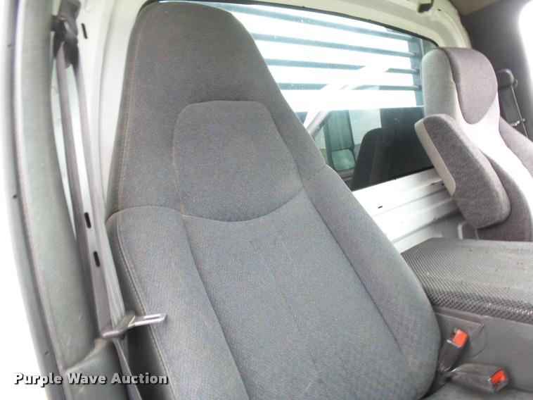 image for item DE9557 2005 Chevrolet 4500 flatbed truck