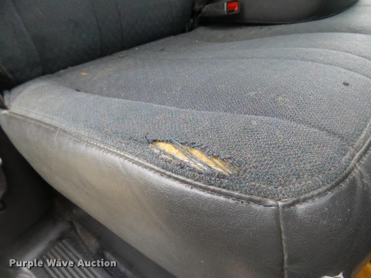 image for item DE9557 2005 Chevrolet 4500 flatbed truck