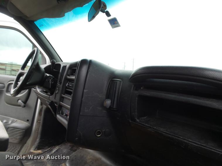 image for item DE9557 2005 Chevrolet 4500 flatbed truck