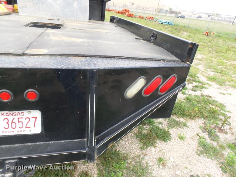 image for item DE9557 2005 Chevrolet 4500 flatbed truck