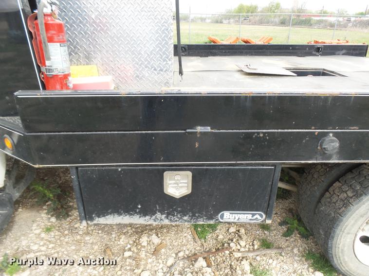 image for item DE9557 2005 Chevrolet 4500 flatbed truck