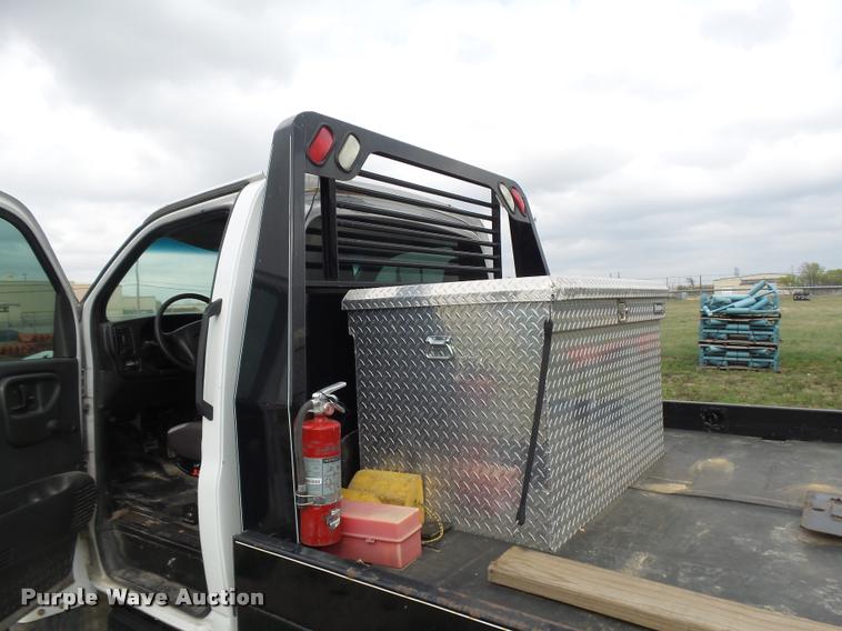 image for item DE9557 2005 Chevrolet 4500 flatbed truck