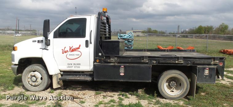 image for item DE9558 2004 Chevrolet 4500 flatbed truck
