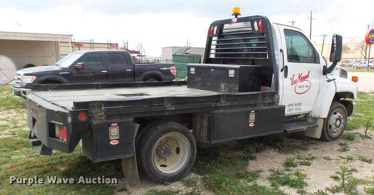 image for item DE9558 2004 Chevrolet 4500 flatbed truck