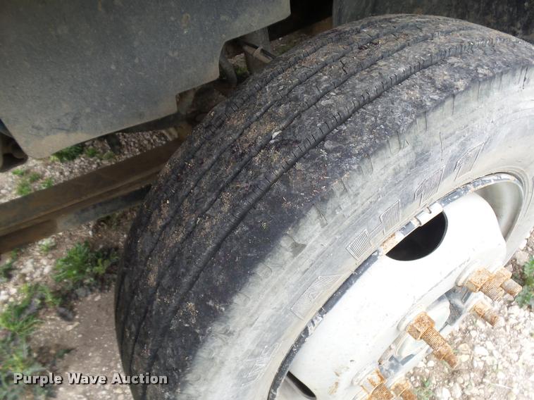 image for item DE9558 2004 Chevrolet 4500 flatbed truck